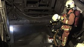 警消人員前往現場灌救。（圖／翻攝畫面）