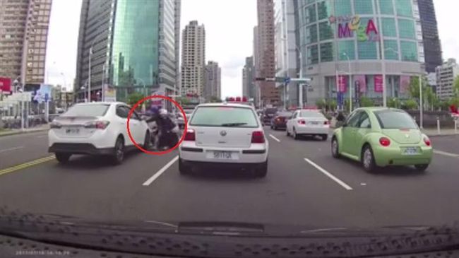 三寶違規橫越3車道　然後就被撞了