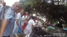 ▲破窗救女童。（圖／翻攝自微博《网易新闻客户端》）