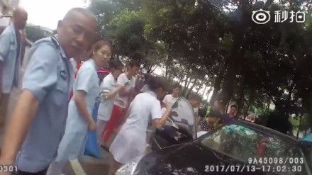 童鎖車內昏迷　母嗆警：為啥要破窗？