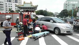 林婦開車行經愛國西路，欲右轉延平南路時，卻不慎撞上徐姓機車男騎士，徐男當場被捲入車底，警消救出後已無生命跡象，隨即將他送到台大醫院急救（翻攝畫面）