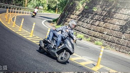 男特殊騎乘姿　單手側坐北宜公路過彎