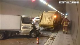 小貨車車頭幾近全毀。（圖／翻攝畫面）