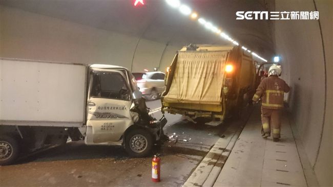 觀音山隧道2車追撞　釀車流嚴重回堵