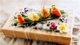 圖說：在炎香樓用餐好比欣賞一場表演，將茶具鋪上黑色鵝卵石，粽葉擺著西洋梨芋香愛窩窩（左起）、蘿絲酥、芋角、人蔘果，上桌時以乾冰呈現，作風新派。(圖／陳鴻文／商業周刊)