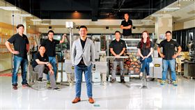 圖說：安口總經理歐陽志成( 左4) 帶領的團隊，平均年齡不到35 歲，善用年輕人也是安口挑戰客製化的一大特色。(圖／程思迪／商業周刊)