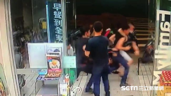 無辜男路邊玩手機　竟被強押上車痛毆
