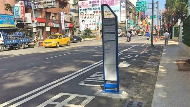 鄭文燦快來看！這公車站牌誰設計的？
