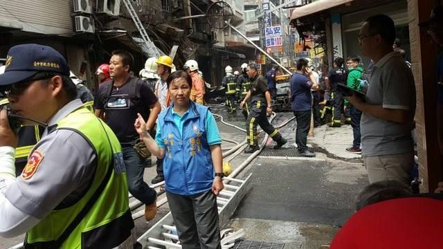 警消忙逢甲救火　議員助理竟拍照打卡