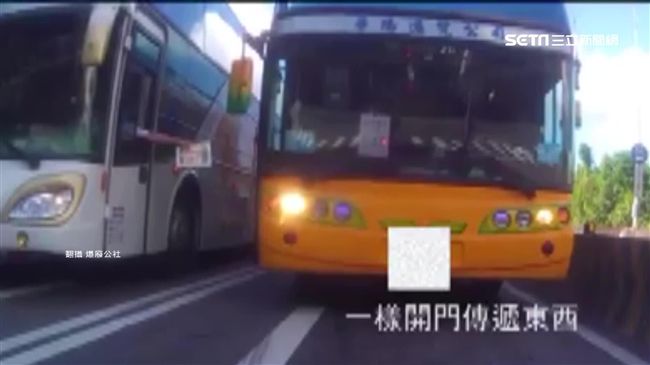 遊覽車駕駛隨地小便　網友批沒公德！