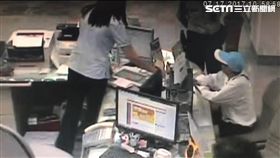 陳姓退役老士官長遇上詐騙集團，對方自稱是已廢除的經建會人員，他因擔心帳戶被管收，遂前往台灣銀行匯款，呂姓女行員直覺有異，通報保七警員前來關心，順利保住陳翁推退休金（