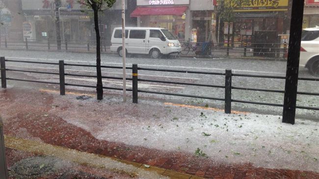 「冰雹雨」襲日本　狂到砸破玻璃窗！