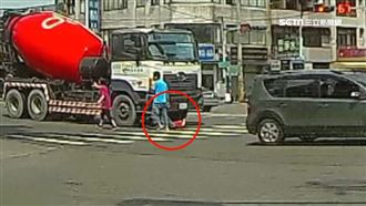 單車婦遭預拌車拖行　命大僅受輕傷