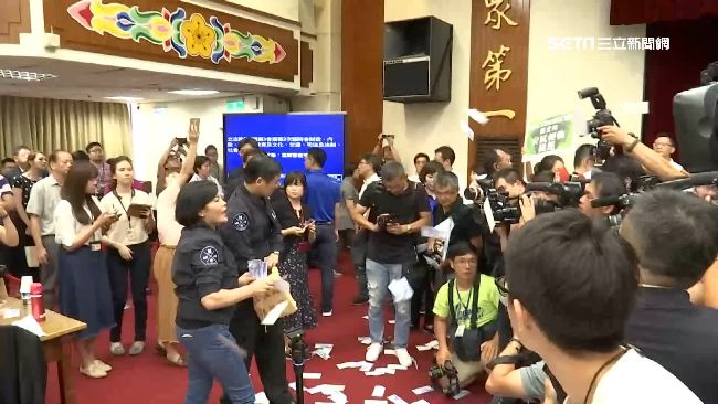 丟完水球改拆台　立院審前瞻繼續空轉