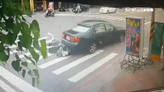 倒車還猛踩油門！酒駕男連撞3機車