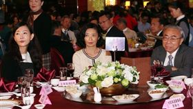 長庚董座王瑞慧的姊姊王瑞華（中）、王瑞瑜（左）／鏡週刊