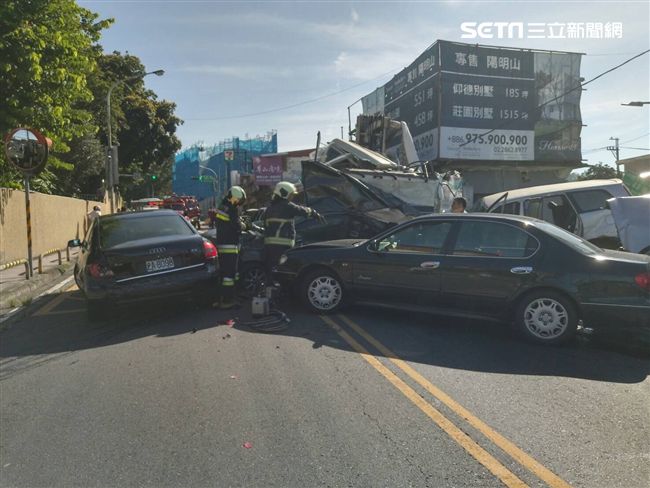 仰德大道連環車禍　警緊急封閉管制