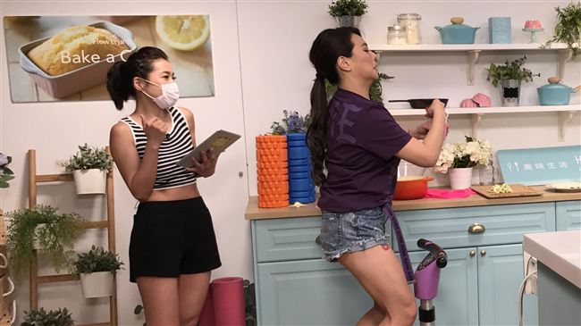 剷肉成功想脫了！小甜甜拿砧板打胸部