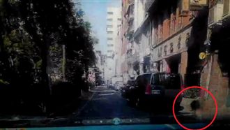 4歲女童遭計程車輾斃　驚悚畫面曝光