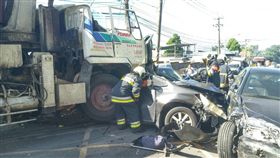 仰德大道重大車禍，水泥預拌車撞車