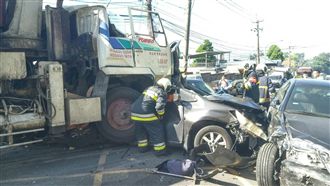 快訊／重大車禍！壓送車撞車4死9傷