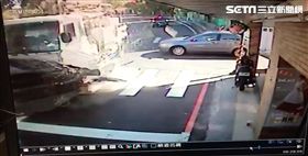 恍神？失控？灌漿車下坡突衝對向車道，驚險畫面曝光。