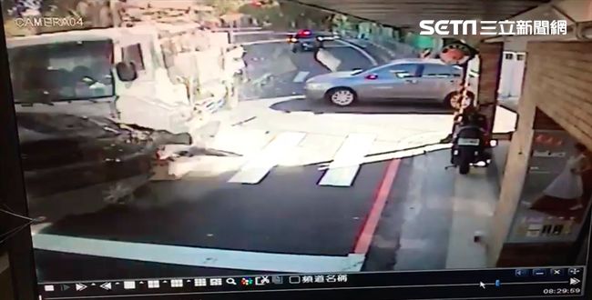驚悚！撞擊瞬間曝光！灌漿車撞12車