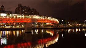 高雄愛河之心,夜景（圖／攝影者yudeLin, Flickr CC License）https://goo.gl/KDUjsb