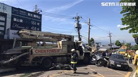 陽明山仰德大道發生死亡車禍，水泥預拌車下山時剎車失靈，先闖紅燈追撞橫向轎車，再追撞對向停等紅燈的汽機車（楊忠翰攝）