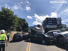 陽明山仰德大道發生死亡車禍，水泥預拌車下山時剎車失靈，先闖紅燈追撞橫向轎車，再追撞對向停等紅燈的汽機車（楊忠翰攝）