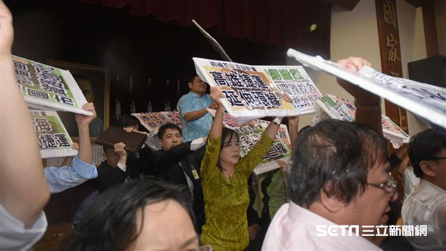 國民黨丟麵粉雞蛋　前瞻預算初審通過
