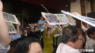 國民黨丟麵粉雞蛋　前瞻預算初審通過