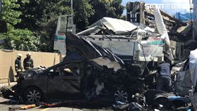 陽明山仰德大道發生死亡車禍，水泥預拌車下山時剎車失靈，先闖紅燈追撞橫向轎車，再追撞對向停等紅燈的汽機車（楊忠翰攝）