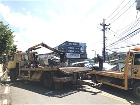 陽明山仰德大道發生死亡車禍，水泥預拌車下山時剎車失靈，先闖紅燈追撞橫向轎車，再追撞對向停等紅燈的汽機車（楊忠翰攝）