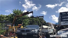 陽明山仰德大道發生死亡車禍，水泥預拌車下山時剎車失靈，先闖紅燈追撞橫向轎車，再追撞對向停等紅燈的汽機車（楊忠翰攝）