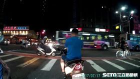 滑手機被逮_翻攝畫面