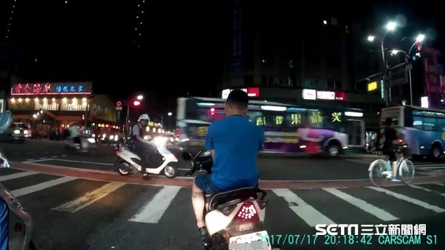 立側柱滑手機　簡直把馬路當自己家