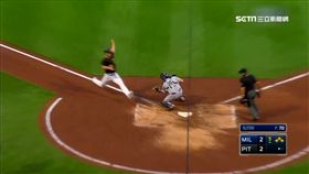 捕手遭跑者狠撞 頭盔噴飛.雙雙倒地