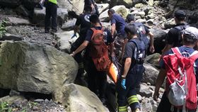 警消人員利用人力搬運方式將李男送上救護車。（圖／翻攝畫面）