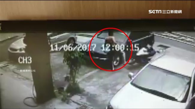 不滿獸醫師用機車卡位　鄰居怒踹洩憤