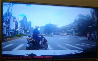 又見神主牌！　車站前上演大轉彎