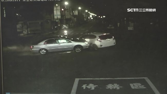 自摔再被撞　女騎士慘遭2車夾擊