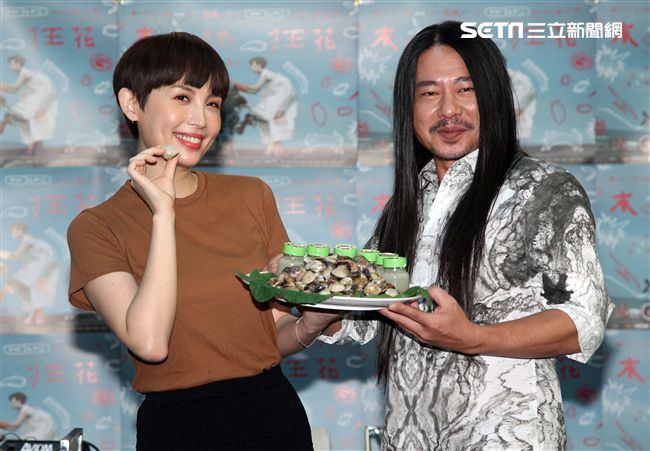 魏如萱的「末路狂花巡迴演唱會」7月即將登上台北小巨蛋，在練排時亂彈阿翔帶著蜆精探班。（記者邱榮吉/攝影）