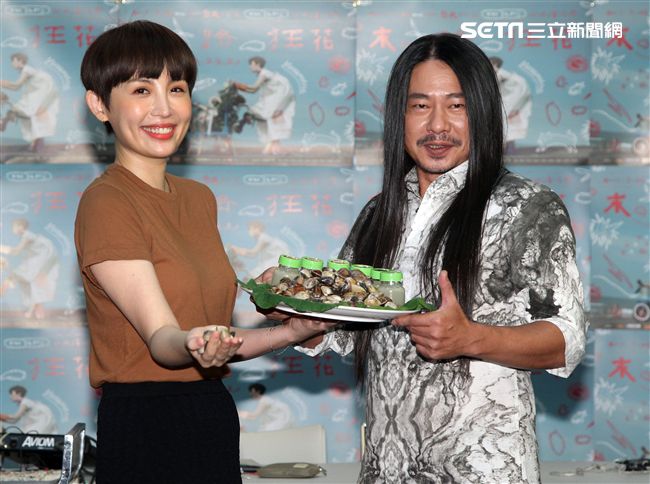 魏如萱的「末路狂花巡迴演唱會」7月即將登上台北小巨蛋，在練排時亂彈阿翔帶著蜆精探班。（記者邱榮吉/攝影）