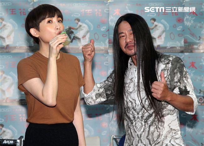 魏如萱的「末路狂花巡迴演唱會」7月即將登上台北小巨蛋，在練排時亂彈阿翔帶著蜆精探班。（記者邱榮吉/攝影）