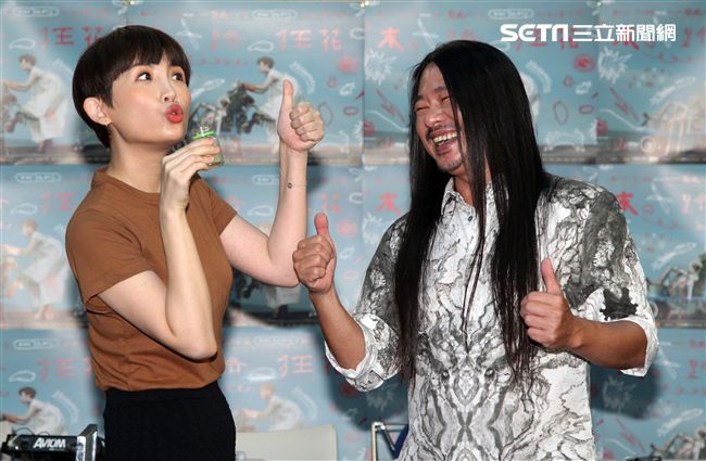 魏如萱的「末路狂花巡迴演唱會」7月即將登上台北小巨蛋，在練排時亂彈阿翔帶著蜆精探班。（記者邱榮吉/攝影）