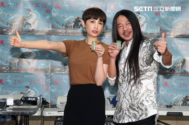 魏如萱的「末路狂花巡迴演唱會」7月即將登上台北小巨蛋，在練排時亂彈阿翔帶著蜆精探班。（記者邱榮吉/攝影）