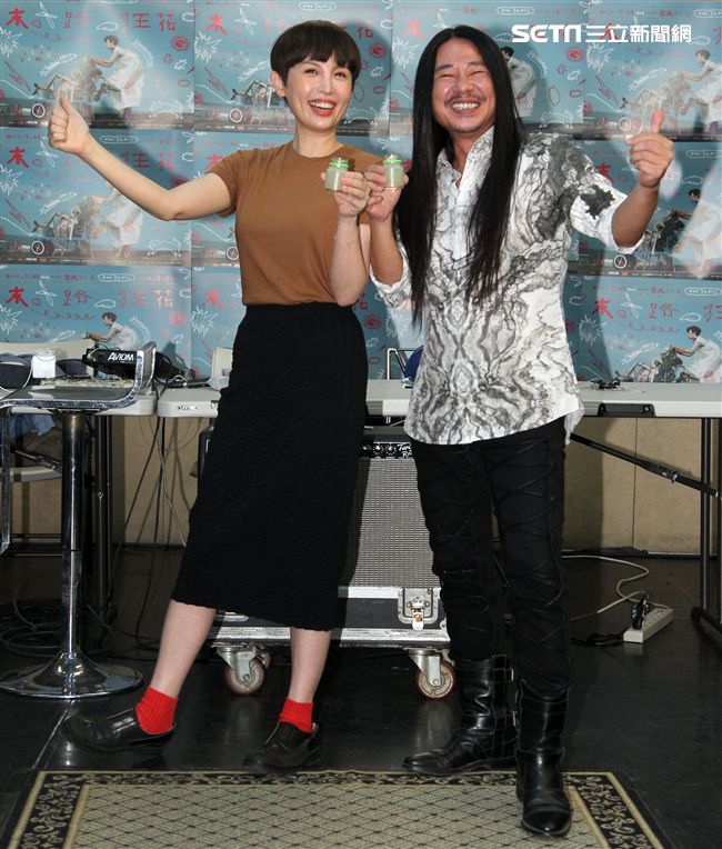 魏如萱的「末路狂花巡迴演唱會」7月即將登上台北小巨蛋，在練排時亂彈阿翔帶著蜆精探班。（記者邱榮吉/攝影）