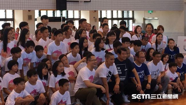 林書豪做公益　與夢想之家學員尬球技