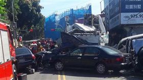 連環車禍,車禍,肇事,陽明山,仰德大道事故
圖/爆料公社
